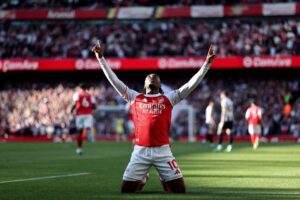Arsenal Edge Newcastle to Reclaim Top Spot in Tight Title Race