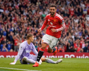 Fernandes Hat Trick Powers Manchester United to 5 2 Ipswich Victory