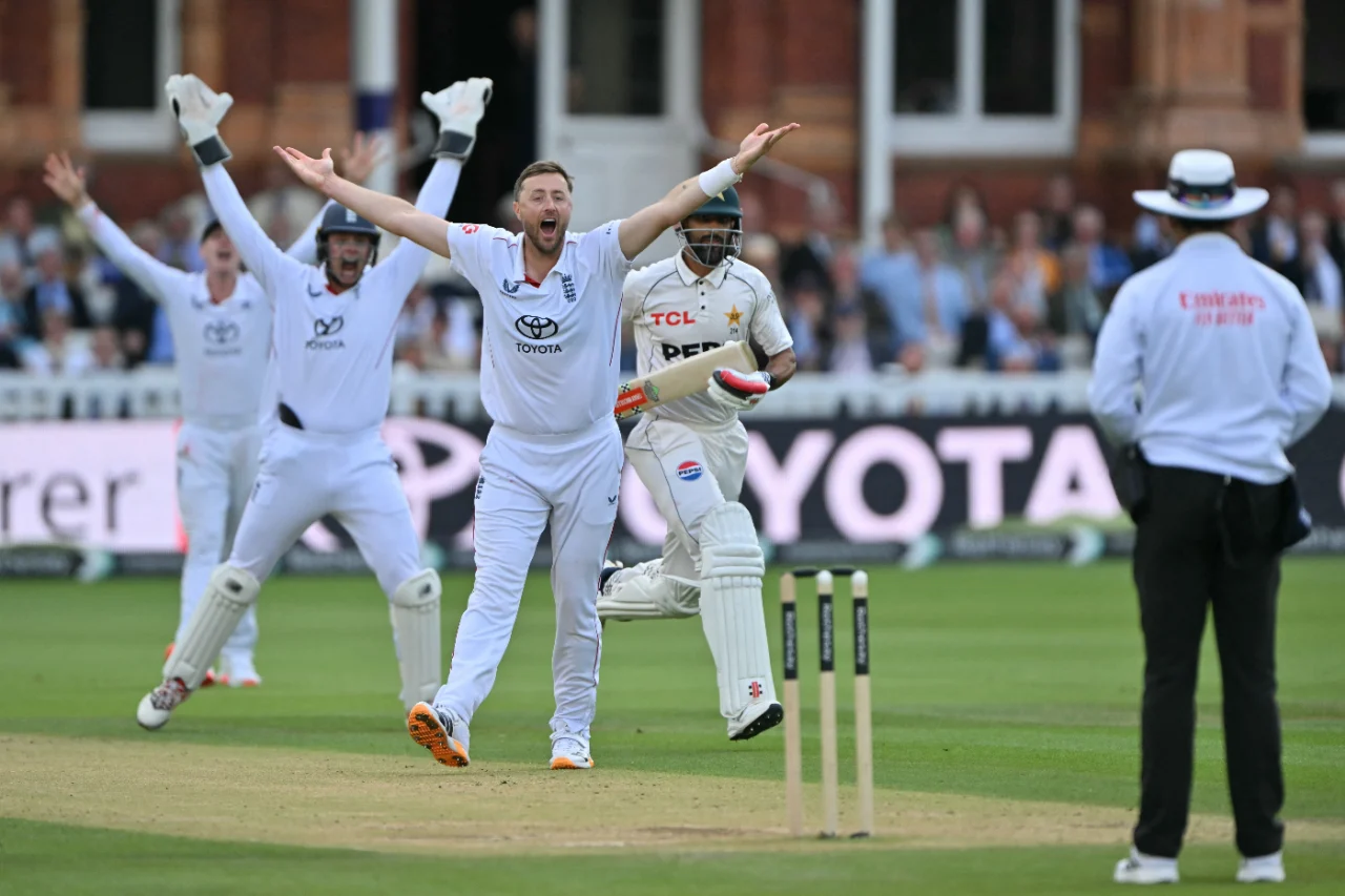 Robinson Stars as England Crush Pakistan to Seal Test Series