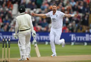 Robinson Runs Riot as Pakistan Stare at Innings Collapse