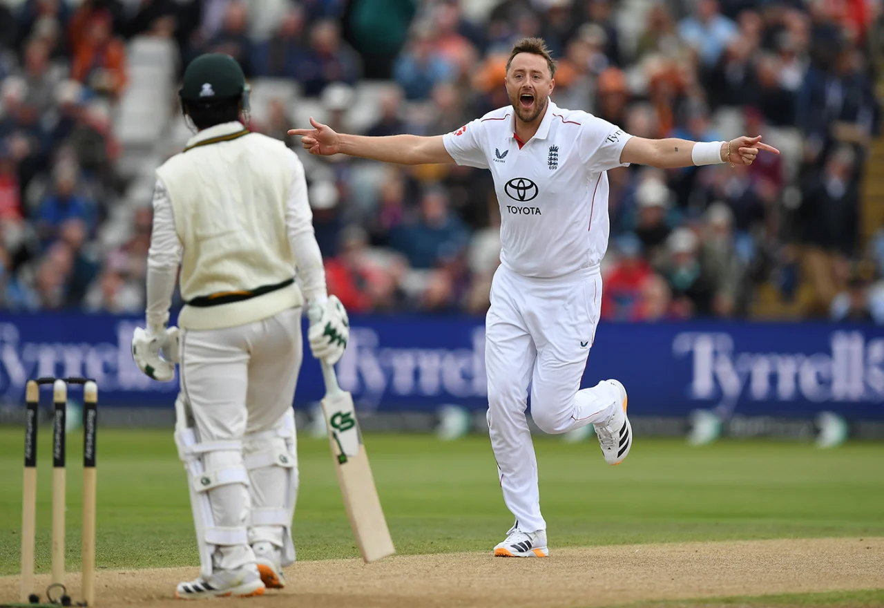Robinson Runs Riot as Pakistan Stare at Innings Collapse