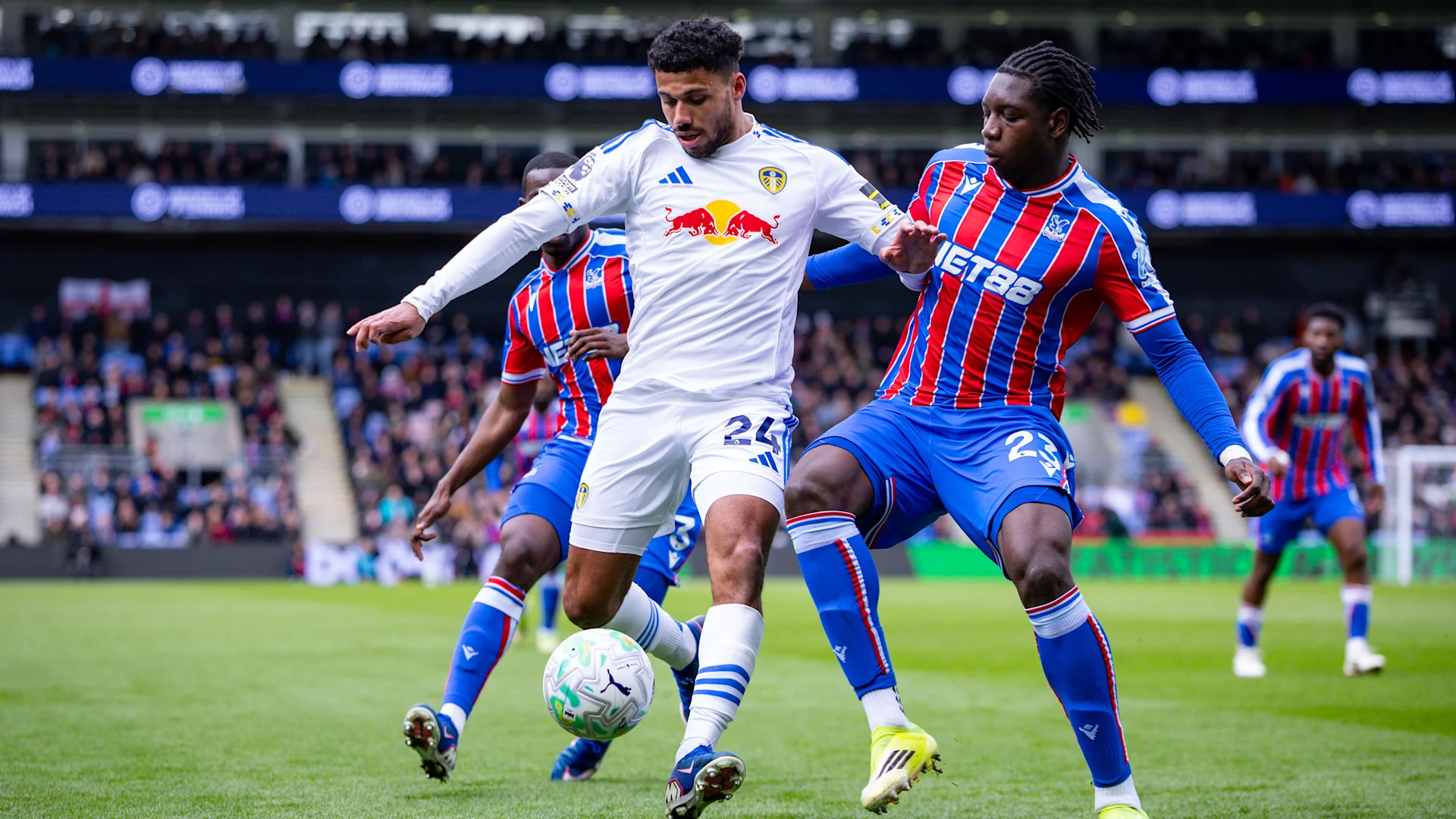 Leeds Hold Firm Against Palace in Scoreless Stalemate